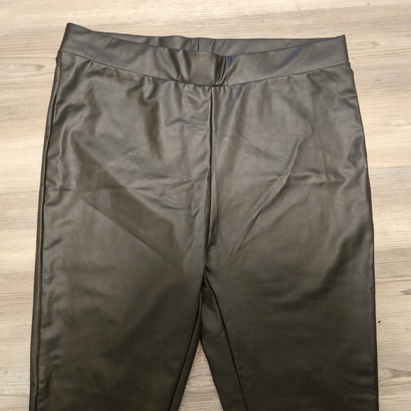 Black Faux Leather Leggings Size M - Picture 2 of 6